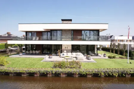 grote villa met haard van scaglia | Copyright: The art of living Fotografie: Jaro van Meerten