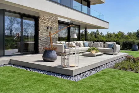 haard van scaglia op terras | Copyright: The art of living Fotografie: Jaro van Meerten
