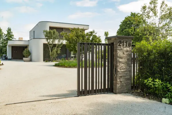 DJS Hekwerken installatie toegangspoort voor huis met Graffios Steenstrips Geopietra