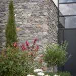 Entree woning met Rocks Blauw en beplanting