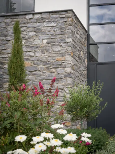 Entree woning met Rocks Blauw en beplanting