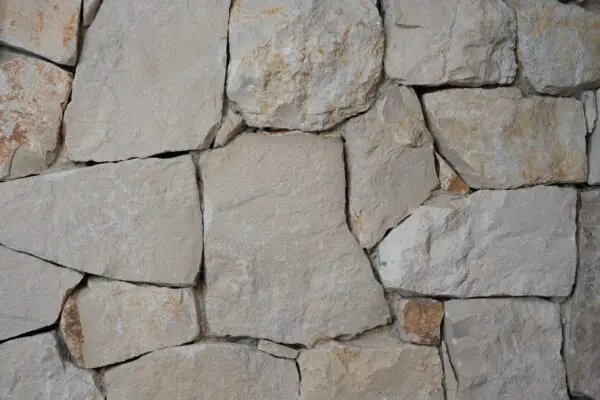 Rocks Ibiza koud geplaatst. Close up foto uit showroom