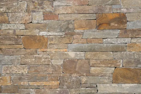 Rocks Pedro natuursteenstrips met warme roestbruine beige en grijze kleurnuances in een strak patroon