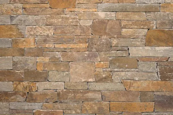 Rocks Pedro natuursteenstrips met warme roestbruine beige en grijze kleurnuances in een strak patroon