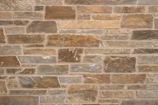 Rocks Pedro steenstrips met warme bruin beige en grijze tinten in een natuurlijke gevoegde wandafwerking