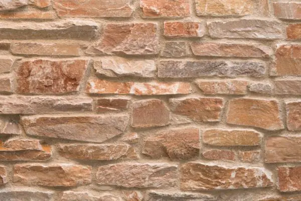 ROCKS Oranje: mix van oranje, beige en lichtgrijze steenstrips in horizontaal verband.