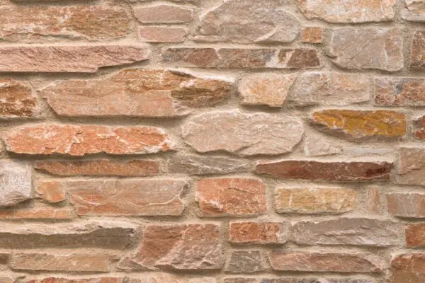 ROCKS Oranje steenstrips in warme oranje-, roest- en zandtinten met horizontale lagen en lichte voegen.