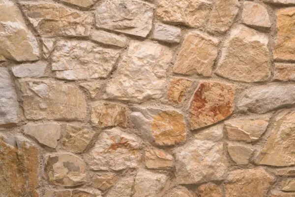 ROCKS Melan natuursteen: mix van lichte en warme steentinten met karaktervolle aders en ruwe afwerking.