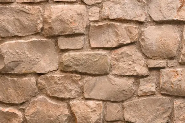 ROCKS Mokka wandbekleding met warme aardetinten en robuuste, natuursteen look.