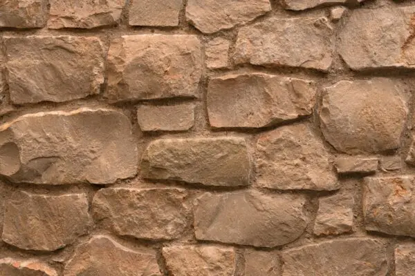 ROCKS Mokka natuursteen: warme mokka-/beigetinten met ruwe structuur en zichtbare voegen.