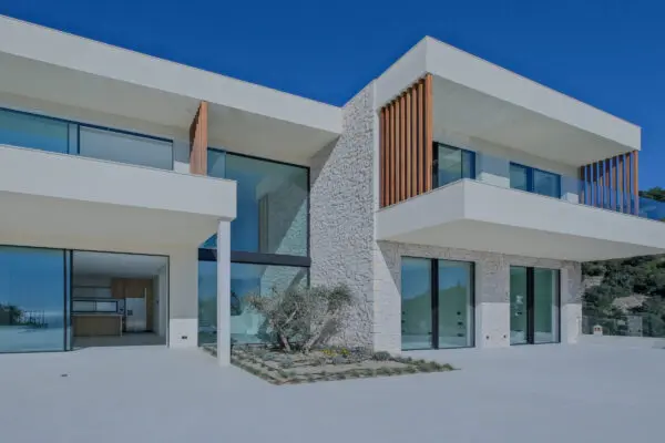 Vooraanzicht luxe villa woning wanden aangekleed met onze Rocks Ibiza Steenstrips in Spanje