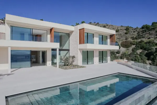 Luxe villawoning met zwembad in spanje. Woning bekleed met Steenstrips Rocks Ibiza