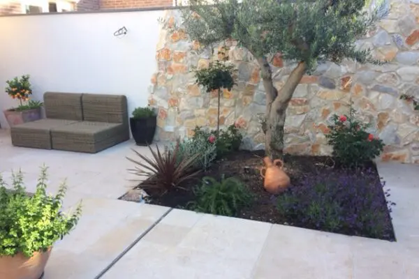 Rocks pepe op tuinmuur verloop met stucwerk