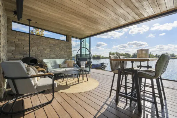 Moderne woning met terras aan het water en Moniga Steenstrips