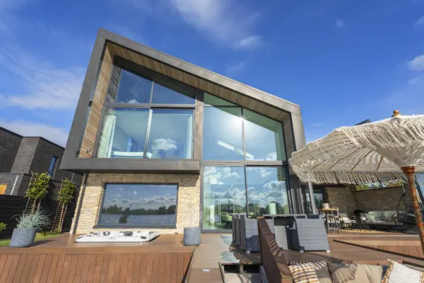 Luchtfoto van moderne woning aan het water met Moniga Steenstrips
