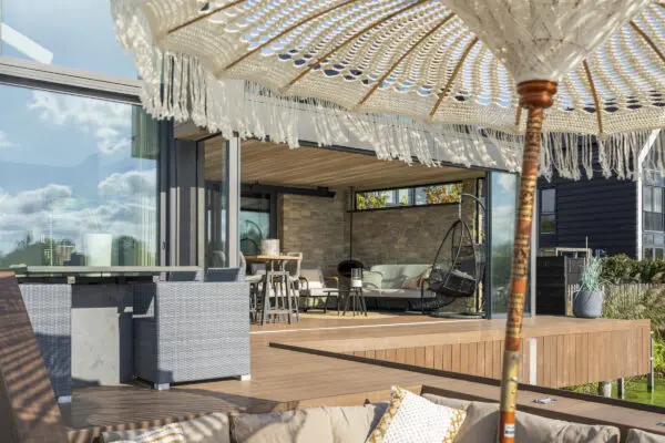 Moderne veranda met Moniga Steenstrips en uitzicht op het water