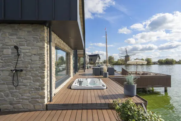 Terras met Moniga Steenstrips van Geopietra bij moderne woning aan het water