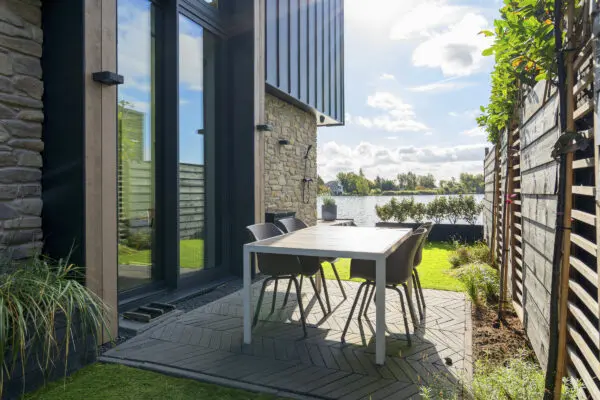 Terras aan het water met MonigaSteenstrips gevel en buitendouche