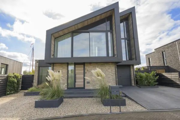 Moderne woning met Moniga Steenstrips en strakke zwarte gevel