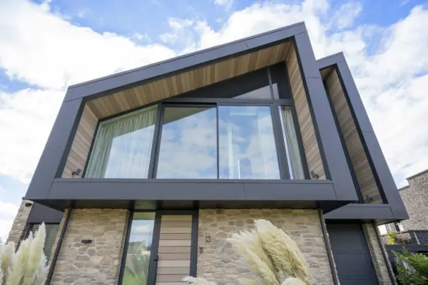 Moderne gevel met Moniga Steenstrips, glas en donkere gevelbekleding