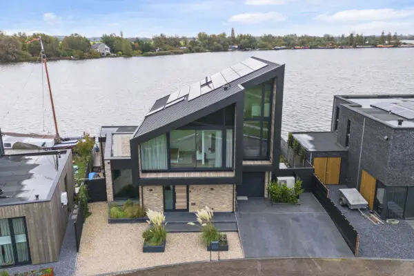 Moderne woning aan het water met Moniga Steenstrips gevelbekleding
