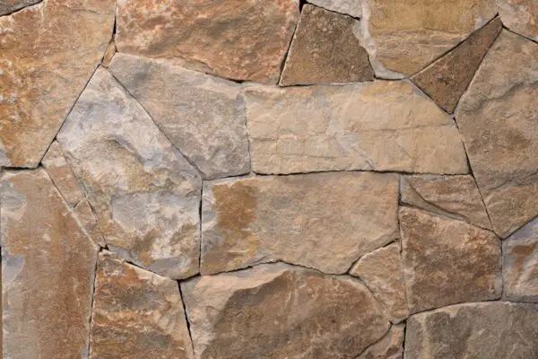 Rocks Pepe steenstrips met onregelmatige natuursteenvormen in warme beige bruine en grijze tinten