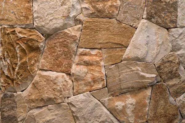 Rocks Pepe steenstrips met warme zandkleurige en bruine natuursteenlook in wildverband