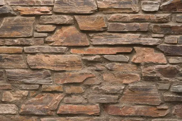 Rocks Rustieke Lei steenstrips met donkere voegkleur en warme bruin grijze leisteen uitstraling