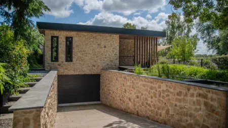 Gevel van een huis bekleed met Rocks mokka
