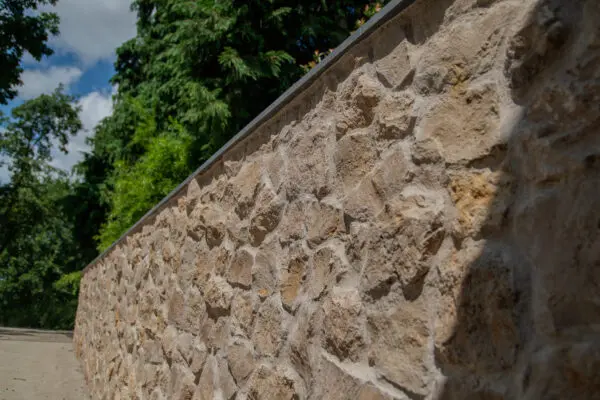 tuinmuur bekleed met Rocks mokka steenstrips met lichte voeg