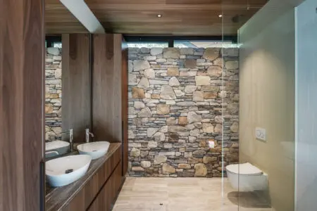 Badkamer met natuurstenen muur - Realisatie: Bouwbedrijf Wolswinkel