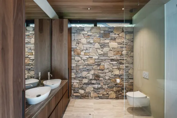 Badkamer met natuurstenen muur - Realisatie: Bouwbedrijf Wolswinkel