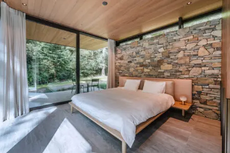 Slaapkamer met natuurstenen muur - Realisatie: Bouwbedrijf Wolswinkel