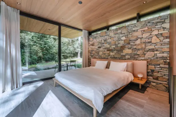 Slaapkamer met natuurstenen muur - Realisatie: Bouwbedrijf Wolswinkel