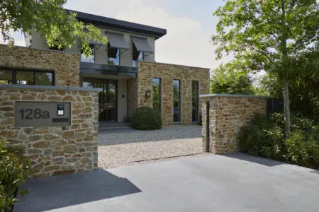 Woning entree met toegangspoort bekleed met Rocks brons Rustiek