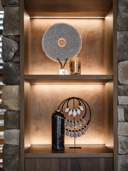 Detail van Alpe Steenstrips naast verlichte nis in luxe interieur