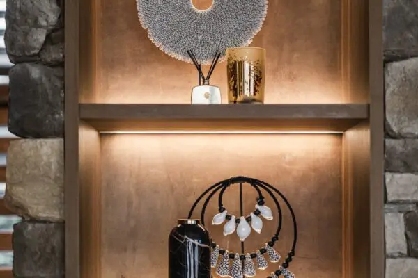 Detail van Alpe Steenstrips naast verlichte nis in luxe interieur