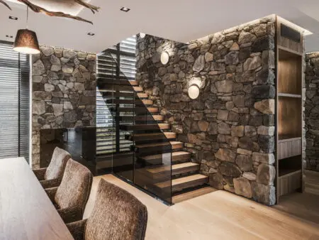 Alpe Steenstrips als wandbekleding bij trap en eetkamer in luxe interieur