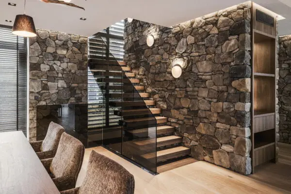 Alpe Steenstrips als wandbekleding bij trap en eetkamer in luxe interieur