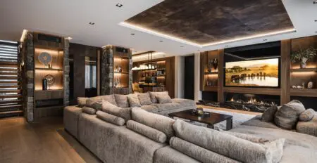 Alpe Steenstrips in luxe woonkamer met haard en maatwerk interieur