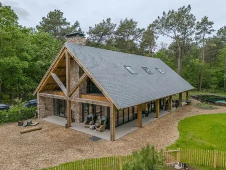 Grote landelijke woning met Alpe Steenstrips en houten details