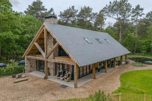 Grote landelijke woning met Alpe Steenstrips en houten details