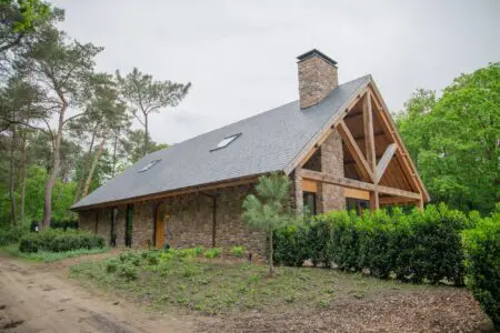 Landelijke woning met Alpe Steenstrips gevelbekleding van Geopietra
