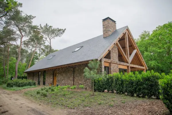 Landelijke woning met Alpe Steenstrips gevelbekleding van Geopietra