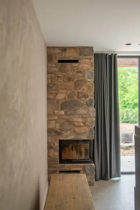 Haardwand met Alpe Steenstrips in landelijk modern interieur