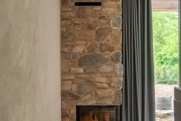 Haardwand met Alpe Steenstrips in landelijk modern interieur