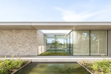 Glas met stenen muren villa - Foto: luminefotografie