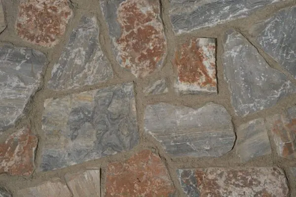 Rocks Sky natuursteenstrips met grijze en roestbruine tinten in een lichte voegafwerking