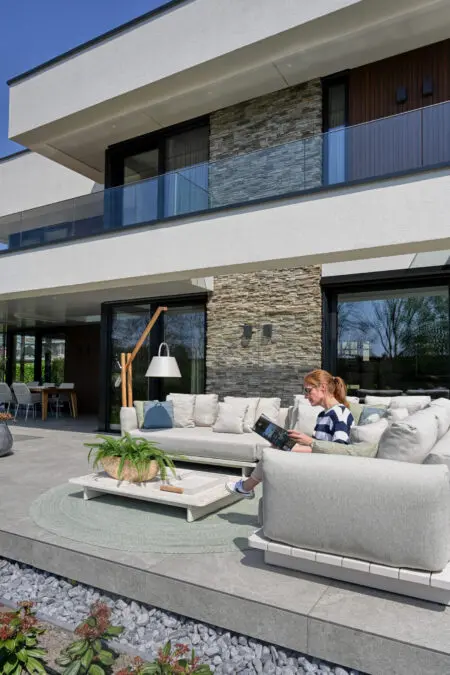haard van scaglia op terras | Copyright: The art of living Fotografie: Jaro van Meerten