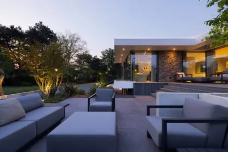 villa met scaglia steenstrips | Fotografie: Wesley Bergen Bouwer: Vanleent